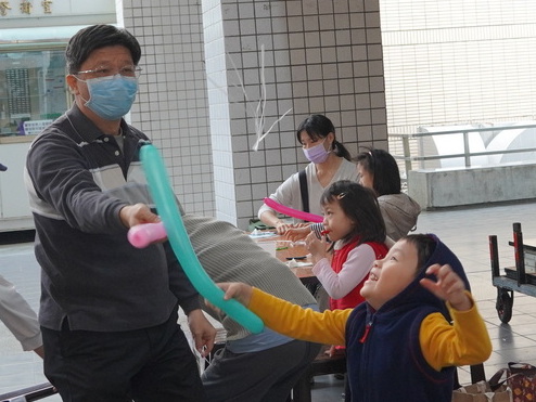 我和爸爸玩靜電遊戲!